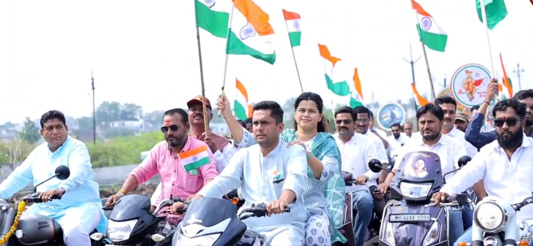 आ. नमिता मुंदडा यांच्या नेतृत्वाखाली निघालेल्या तिरंगा यात्रेला उत्स्फूर्त प्रतिसाद