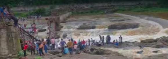 पुण्यात इंद्रायणी नदीवरील पूल कोसळून झालेल्या दुर्घटनेत 6 जणांचा मृत्यू, 25 जण गेले वाहून