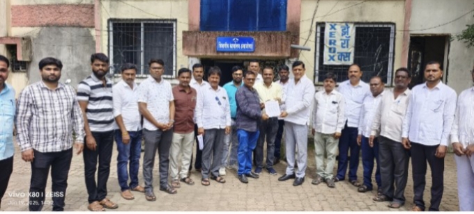 अंबाजोगाई शहरात बसवण्यात येत असलेले स्मार्ट वीज मीटर त्वरित थांबवण्यात यावे मागणीसाठी विषय आहे राजकिशोर मोदी मित्र मंडळ आक्रमक 