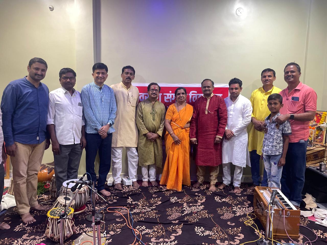 अंबाजोगाईत सरोजनी (राणी ताई)देशपांडे यांचे बहारदार गायन संपन्न.