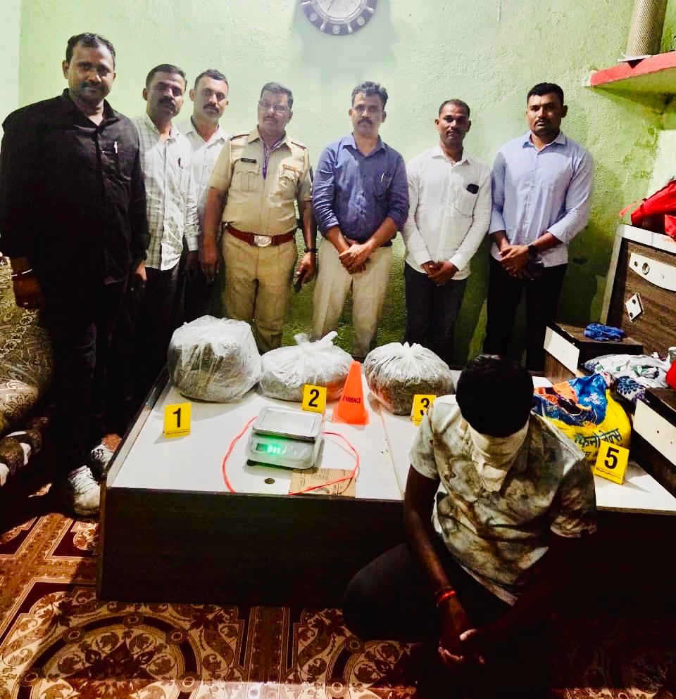 घाटनांदुर परिसरात अवैध धंदे सुरूच  स्थानिक गुन्हे शाखेच्या पथकाने  “ऑपरेशन थंडर” मोहिमे अंतर्गत 12 किलो186  ग्रॅम गांजा केला जप्त आरोपी अटक 