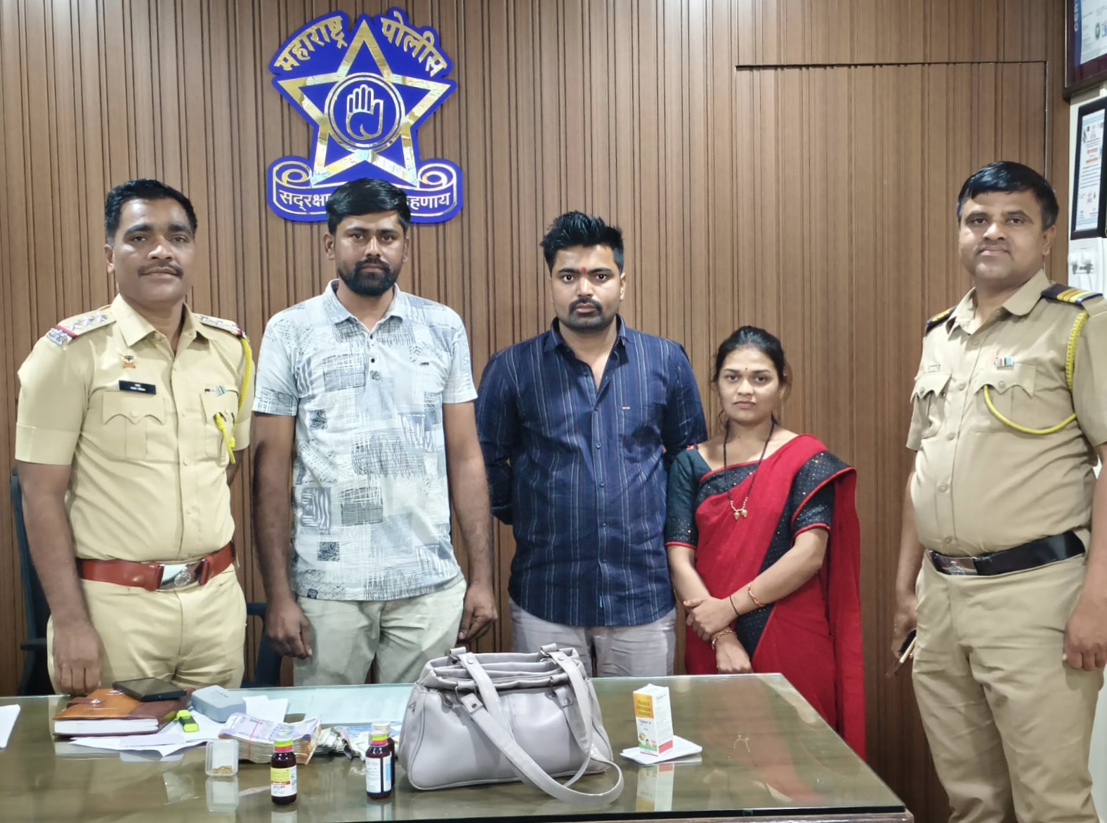 गॅरेज चालक खलील शेख यांनी लाखोचा ऐवज असलेली पर्स प्रामाणिक पणे पोलीस स्टेशनला केली जमा, अंबाजोगाई पो स्टेचे पोलीस निरीक्षक शरद जोगदंड यांनी केला त्यांचा सत्कार 