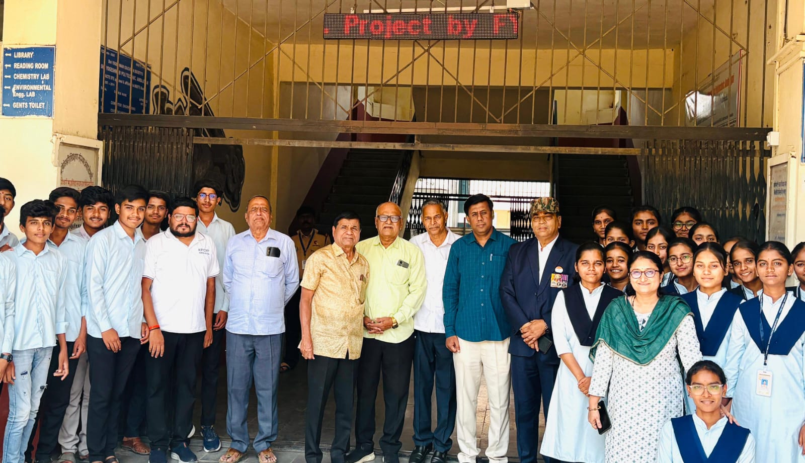 *योगेश्वरी पॉलिटेक्निकच्या विद्यार्थ्यांनी बनवले एलईडी स्क्रीन*