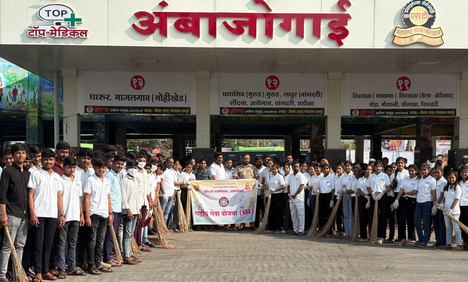 *प्रवाशांच्या सेवेसाठी राबले योगेश्वरी तंत्रनिकेतनच्या विद्यालयाच्या विद्यार्थ्यांचे हात*…