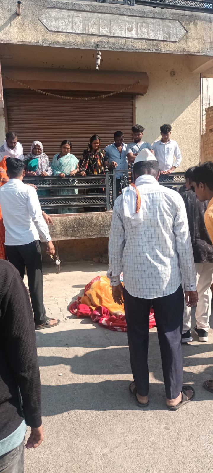 अंबाजोगाई शहरात वैशाली चिकटकर या विवाहितेने इमारतीच्या तिसऱ्या मजल्यावरून उडी मारून जीवन यात्रा संपवली  