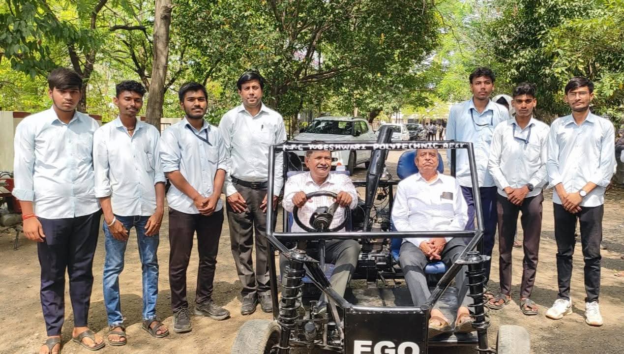*योगेश्वरी पॉलिटेक्निकच्या विद्यार्थ्यांनी बनवली फोर व्हीलर*