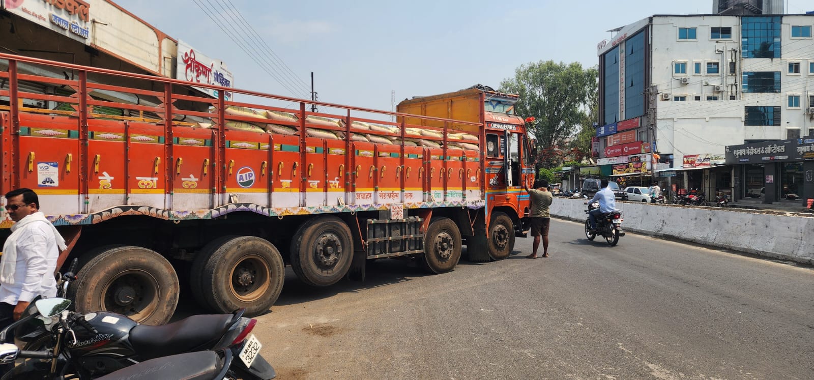 वाहतुकीस अडथळा निर्माण करणाऱ्या ट्रक चालक व व्यापाऱ्यांना पोलीस निरिक्षक शरद जोगदंड यांचा दणका 